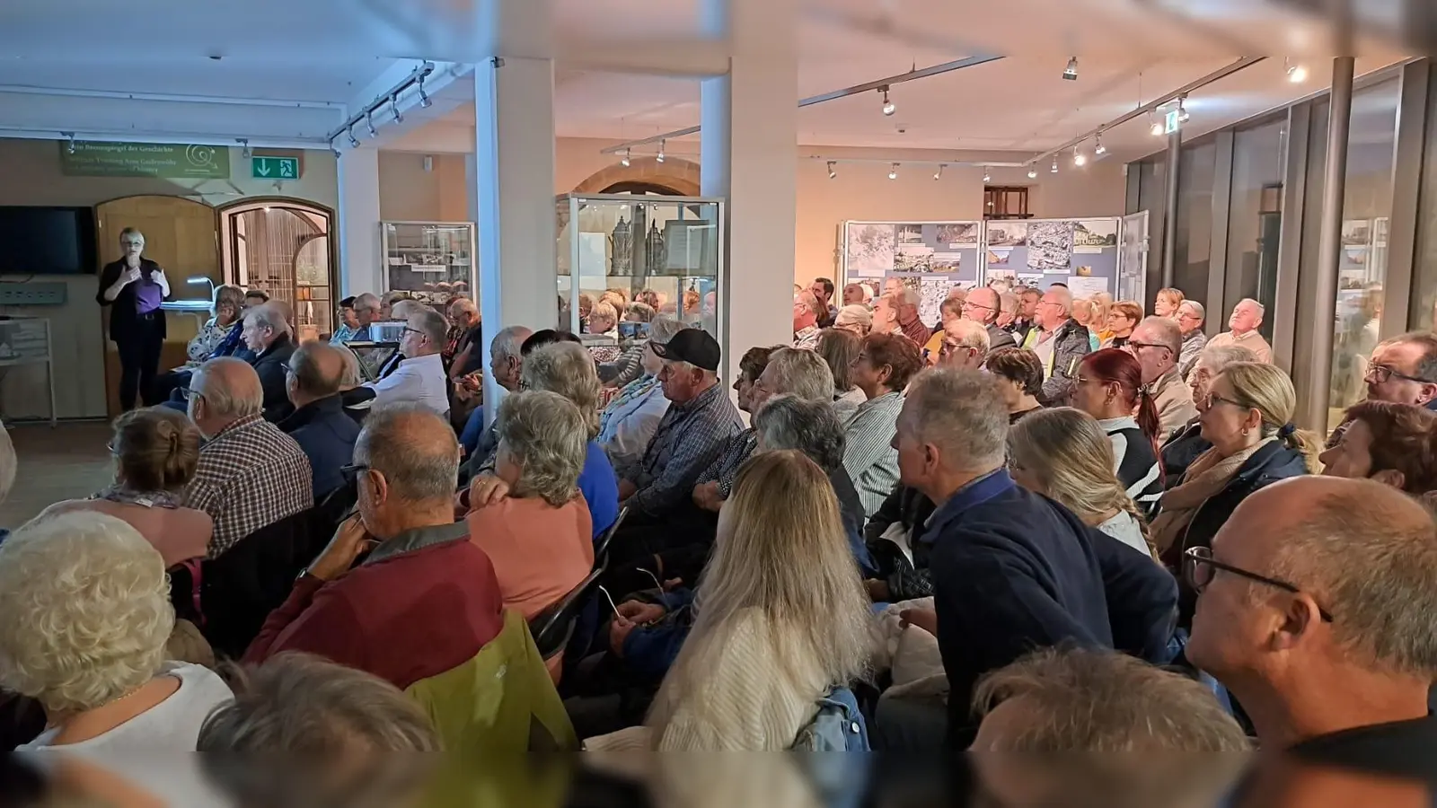 Referentin Christine Meinl beim Vortrag im Foyer des Kultur- und Militärmuseums Grafenwöhr (Bild: Christine Buchfelder)