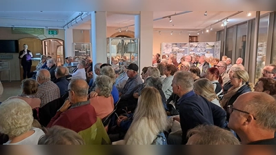 Referentin Christine Meinl beim Vortrag im Foyer des Kultur- und Militärmuseums Grafenwöhr (Bild: Christine Buchfelder)