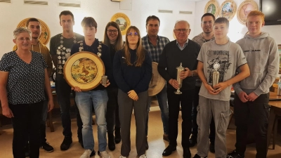 Das Bild „Koenigschiessen2025 Sieger.jpg“ zeigt von links:<br>1.Vorsitzende Birgit Wohlrab, Lars Forschepiepe, Stefan Heindl, Elias Ott, Lisa Busch, Julia Krützfeldt, Hermann Braun, Ernst Neumann, Christian Wohlrab, Moritz Schübel, Lukas Protschky.<br> (Bild: Thomas Völkl)