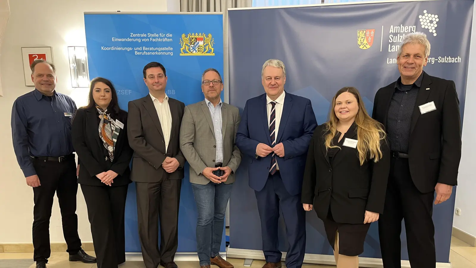 Die wichtigsten Akteure des Unternehmerfrühstücks, darunter die beiden Referenten Petar Miščević (3.v.li.) und Klaus Speckner (4.v.li.) sowie Landrat Richard Reisinger (5.v.li.). Von links: Dr.-Ing. Stephan Roth (OTH Amberg-Weiden), Laura Neubauer (Ausländerrecht Landratsamt Amberg-Sulzbach), Petar Miščević (Koordinierungs- und Beratungsstelle Berufsanerkennung), Klaus Speckner (Zentrale Stelle für die Einwanderung von Fachkräften), Landrat Richard Reisinger, Angela Seidel (Wirtschaftsförderung Landkreis Amberg-Sulzbach), Dr.-Ing. Thomas Niehoff (Leiter TTZ Schwandorf). (Bild: Christine Hollederer)