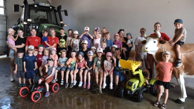 Ferienprogramm der Turnzwerge-Gruppen und deren Leiterinnen (hinten von rechts): Maria Kick, Kathrin Werner, Corinna Enders, Nadine Hammer, Verena Härtl und Marina Forster (Bild: Gisela Härtl)