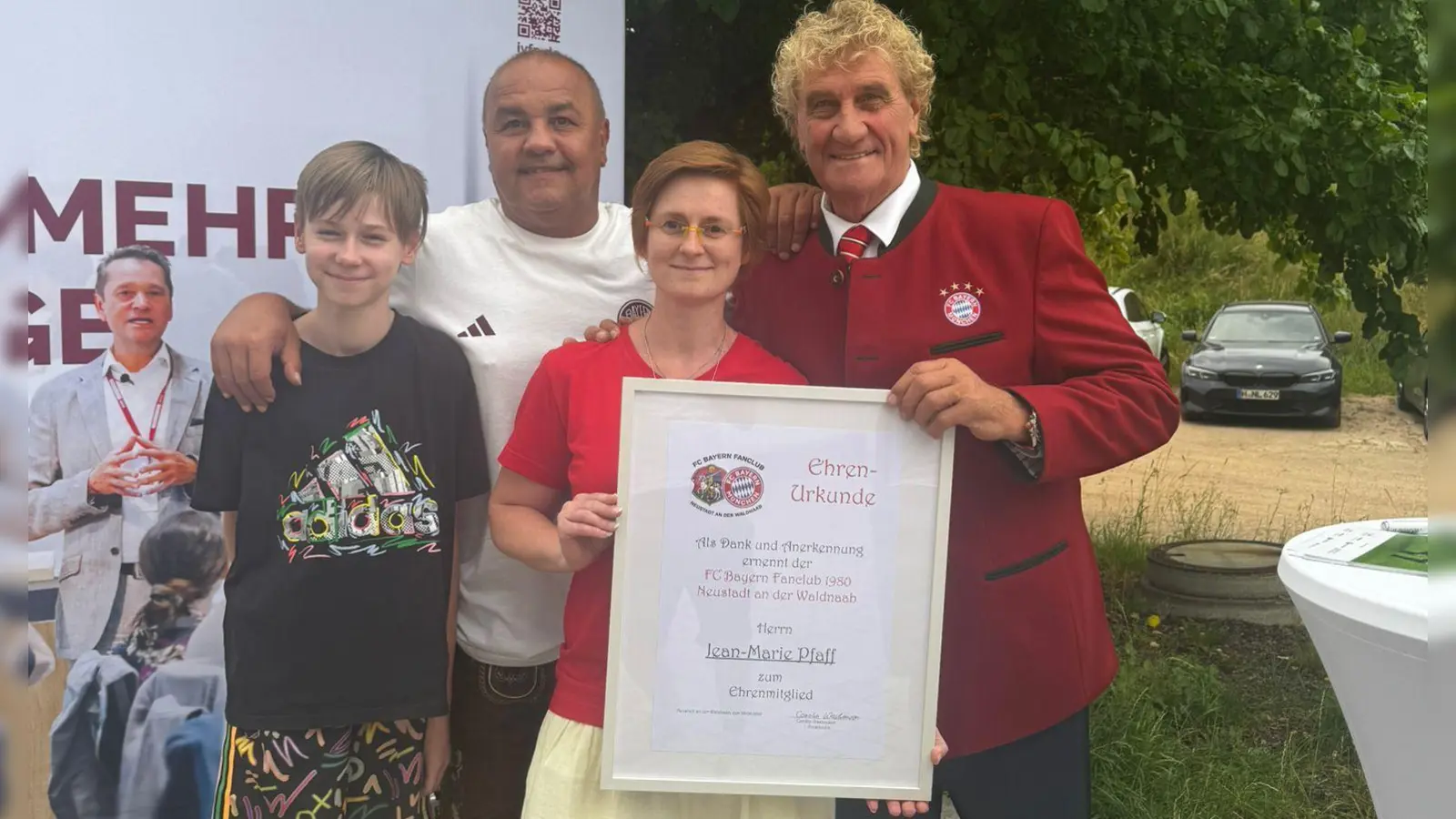 Die Vorsitzende des FC Bayern Fanclubs Neustadt/WN, Carolin Washausen, hat Jean-Marie Pfaff (ganz rechts) eine Urkunde überreicht. Mit dieser wurde der 71-Jährige zum Ehrenmitglied des Fanclubs ernannt. (Bild: Johannes Schell )
