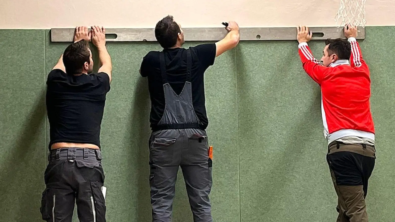 Men at Work: Einige der ehrenamtlich mitgeholfenen Väter bei der Arbeit im Gymnastikraum der Ehenfelder Schule.  (Bild: Fritz Dietl)