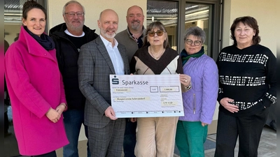 Bildunterschrift: Die Mitglieder der UW Christina Bauer, Peter von der Sitt, Kurt Mieschala, Dieter Lederer, Christina Schwarzelbach und Klaudia Seegmüller (von links) überreichen den Spendenscheck an Gisela Pöhler (mitte). (Bild: Dieter Lederer)