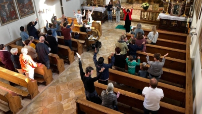 Mitmachen war gefragt bei der Maiandacht für Kinder und Familien in der Siegenhofener Maria Hilf Kirche am 1. Mai. (Bild: Marion Hollweck)