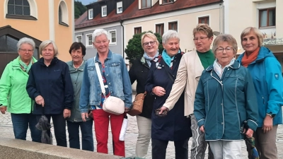 Am Marktplatz in Wernberg-Köblitz mit den Glastreppen (Bild: Elke Hackbarth)