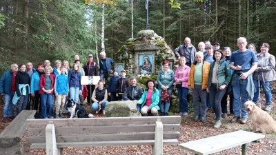 Die OWV-Wandergruppe bei der Mariengrotte (Bild: Josef Enslein)