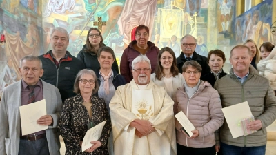 Vorne die verabschiedeten Pfarrgemeinderäte mit Pfarrer Pirner, hinten die amtierenden Pfarrgemeinderäte  (Bild: Silvia Ippisch)