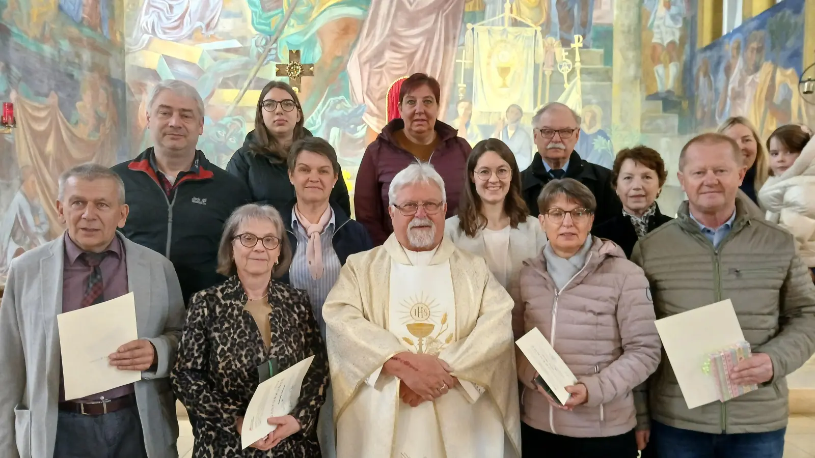 Vorne die verabschiedeten Pfarrgemeinderäte mit Pfarrer Pirner, hinten die amtierenden Pfarrgemeinderäte  (Bild: Silvia Ippisch)
