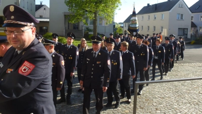 In einem langen Zug marschierten die Feuerwehren Kaltenbrunn, Weiherhammer, die Löschgruppe Trippach , die NSG-Pilkington Werkswehr, Bürgermeister und Gemeinderäte vom Gerätehaus zur Kirche. (Bild: Siegfried Bock )