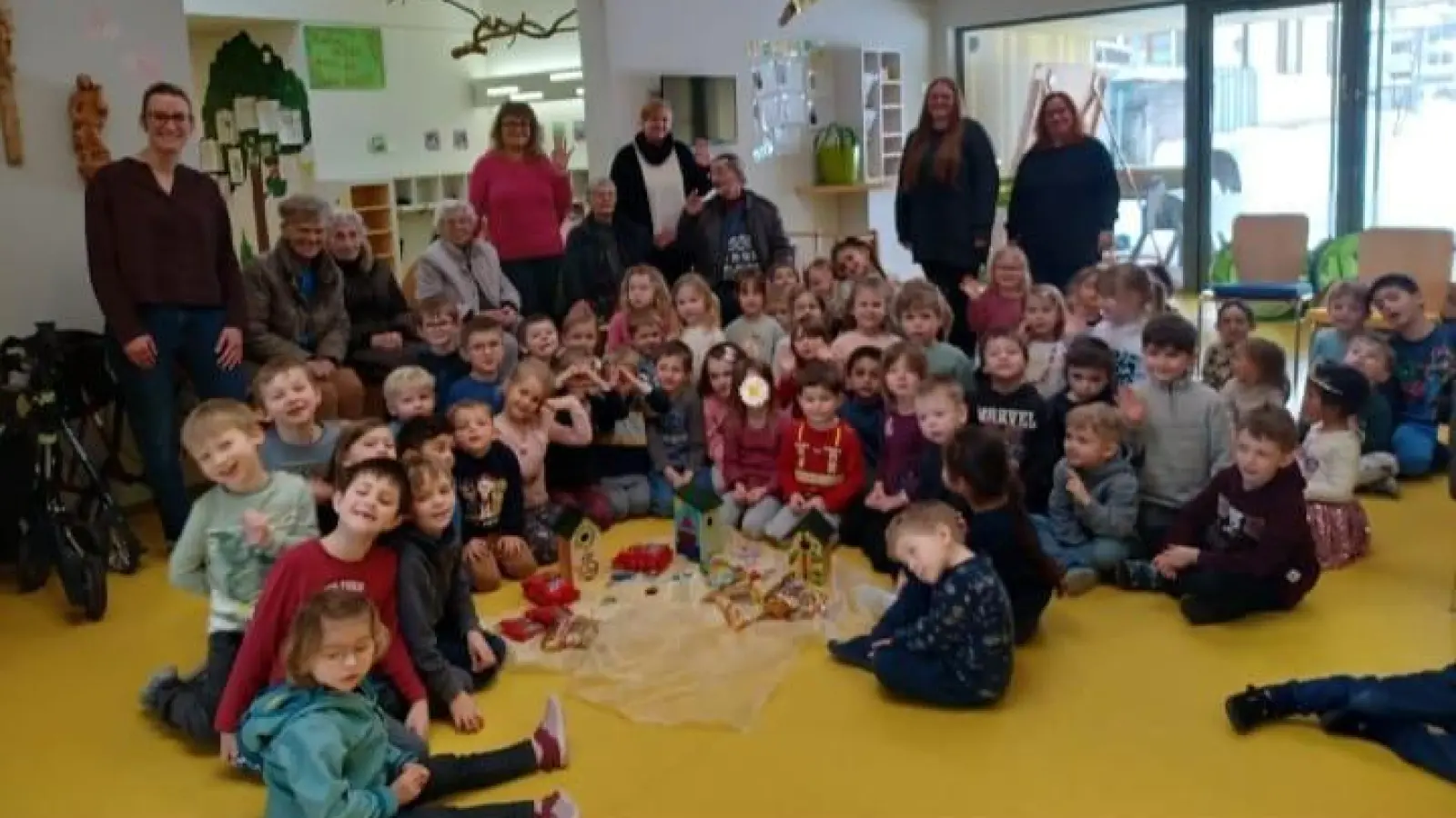 Seniorinnen und Senioren vom Eleonore-Sindersberge-Seniorenheim zu besuch im Kinderhaus St. Barbara in Weiherhammer (Bild: Lisa Spring)