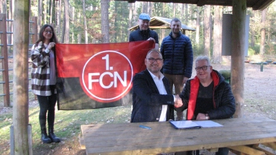 Vertraglich dokumentierten Bürgermeister Richard Kammerer und Vorsitzender Rainer Staufer (sitzend von links), dass ab sofort die Pflege des Waldspielplatzes in die Hände der Clubfreunde übergeht.  (Bild: Johann Kneißl)