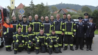 Grund zur Freude hatten die 17 Aktiven nach erfolgreicher Leistungsprüfung. Im Bild von rechts das Schiedsrichterteam Melinda Guzvanj, KBM Andreas Brandstätter und Peter Reier sowie die Übungsleiter Kommandant Wolfgang Pflug und Christian Raiml. Nicht im Bild die Aktiven Franziska Straller und Markus Raiml. (Bild: Josef Böhm)