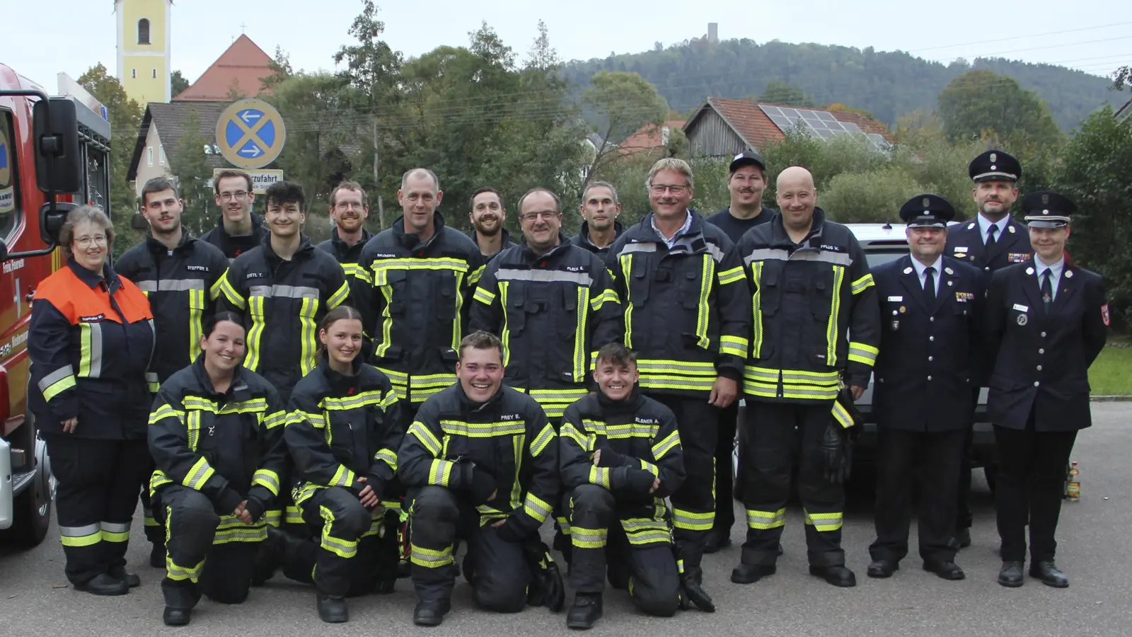 Grund zur Freude hatten die 17 Aktiven nach erfolgreicher Leistungsprüfung. Im Bild von rechts das Schiedsrichterteam Melinda Guzvanj, KBM Andreas Brandstätter und Peter Reier sowie die Übungsleiter Kommandant Wolfgang Pflug und Christian Raiml. Nicht im Bild die Aktiven Franziska Straller und Markus Raiml. (Bild: Josef Böhm)