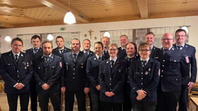 Die neu gewählte Vorstandschaft. von hinten links: Beisitzer Lukas Veigl-Meyer, Georg Weber jun., die Vorstände Matthias Müller, Wolfgang Veigl-Meyer und Hans Prieschenk, 2. Kommandant Lukas Kopp, Kassier Bernhard Schraml, Mittlere Reihe: Schriftführer Martin Hautmann, Fahnenträger Thomas Koller, Beisitzer Josef Kreuzer jun., Jugendwartin Anna Veigl-Meyer, Beisitzer Gerhard Weismeier, 1. Kommandant Florian Müller, Vorne von rechts: Frauenbeauftragte Eva König, Beisitzerin Katharina Kopp.  (Bild: Hans Prieschenk)