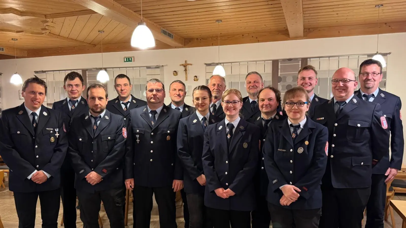 Die neu gewählte Vorstandschaft. von hinten links: Beisitzer Lukas Veigl-Meyer, Georg Weber jun., die Vorstände Matthias Müller, Wolfgang Veigl-Meyer und Hans Prieschenk, 2. Kommandant Lukas Kopp, Kassier Bernhard Schraml, Mittlere Reihe: Schriftführer Martin Hautmann, Fahnenträger Thomas Koller, Beisitzer Josef Kreuzer jun., Jugendwartin Anna Veigl-Meyer, Beisitzer Gerhard Weismeier, 1. Kommandant Florian Müller, Vorne von rechts: Frauenbeauftragte Eva König, Beisitzerin Katharina Kopp.  (Bild: Hans Prieschenk)