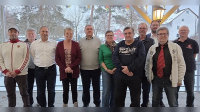 Den Geehrten gratulierten Vizebürgermeister Julian Kraus (hinten rechts) und Präsident Hans Heibl (5. von links.) (Bild: Siegfried Bock)