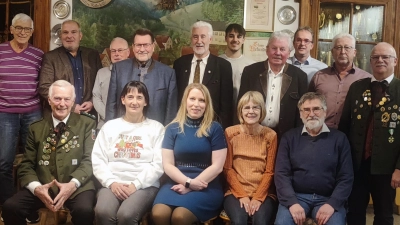 Entgegen seiner ursprünglichen Ankündigung hängt Alois Lukas (vorne links) bei den Adlerschützen noch eine Amtszeit als Schützenmeister an. (Bild: luk)