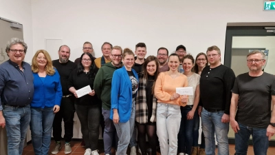 Die Gewinnerteams des ersten AWO-Quizabends: Links das drittplatzierte „Red Dream Team” (Bürgermeister Bernhard Stangl und SPD-Stadträte), in der Mitte das erstplatzierte Team Eberhofer, rechts als Zweitplatzierte „Lauter scheyne Leit:-)”. Ganz rechts Spielleiter Bernhard Eichermüller. (Bild: Sabine Eichermüller)