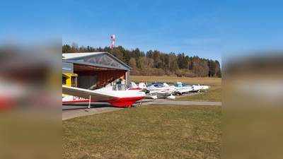 Der Gästebereich ist ausreichend beschattet. Auch ein Gyrokopter ist in Fichtelbrunn mit am Start und für die Kleinen ist eine Hüpfburg natürlich das Größte. (Bild: Peter Ostermann)