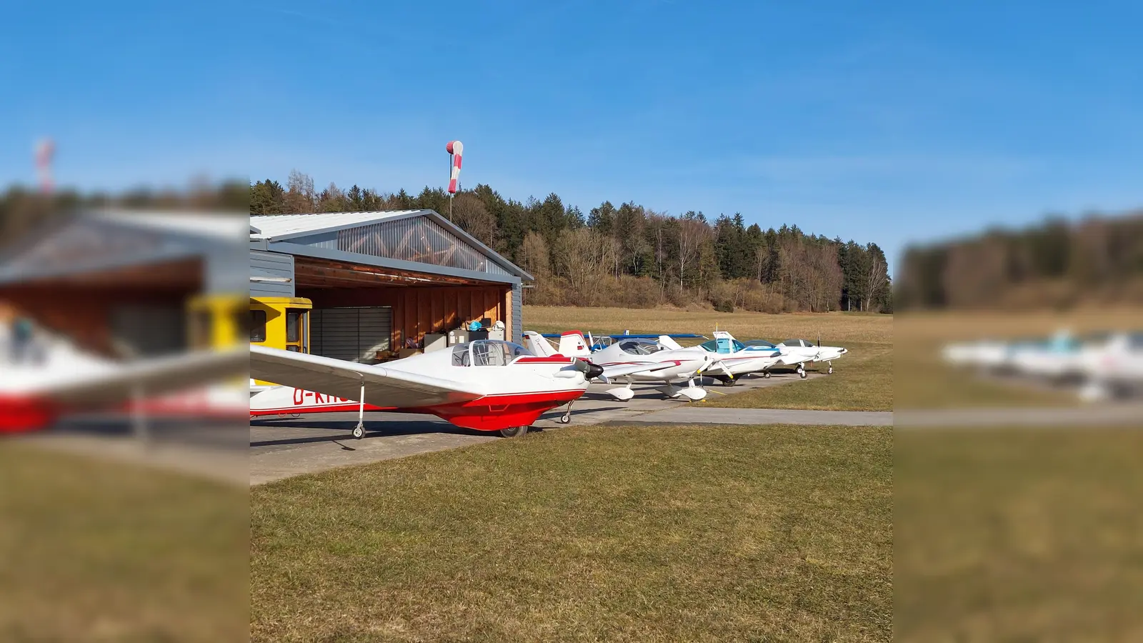 Der Gästebereich ist ausreichend beschattet. Auch ein Gyrokopter ist in Fichtelbrunn mit am Start und für die Kleinen ist eine Hüpfburg natürlich das Größte. (Bild: Peter Ostermann)