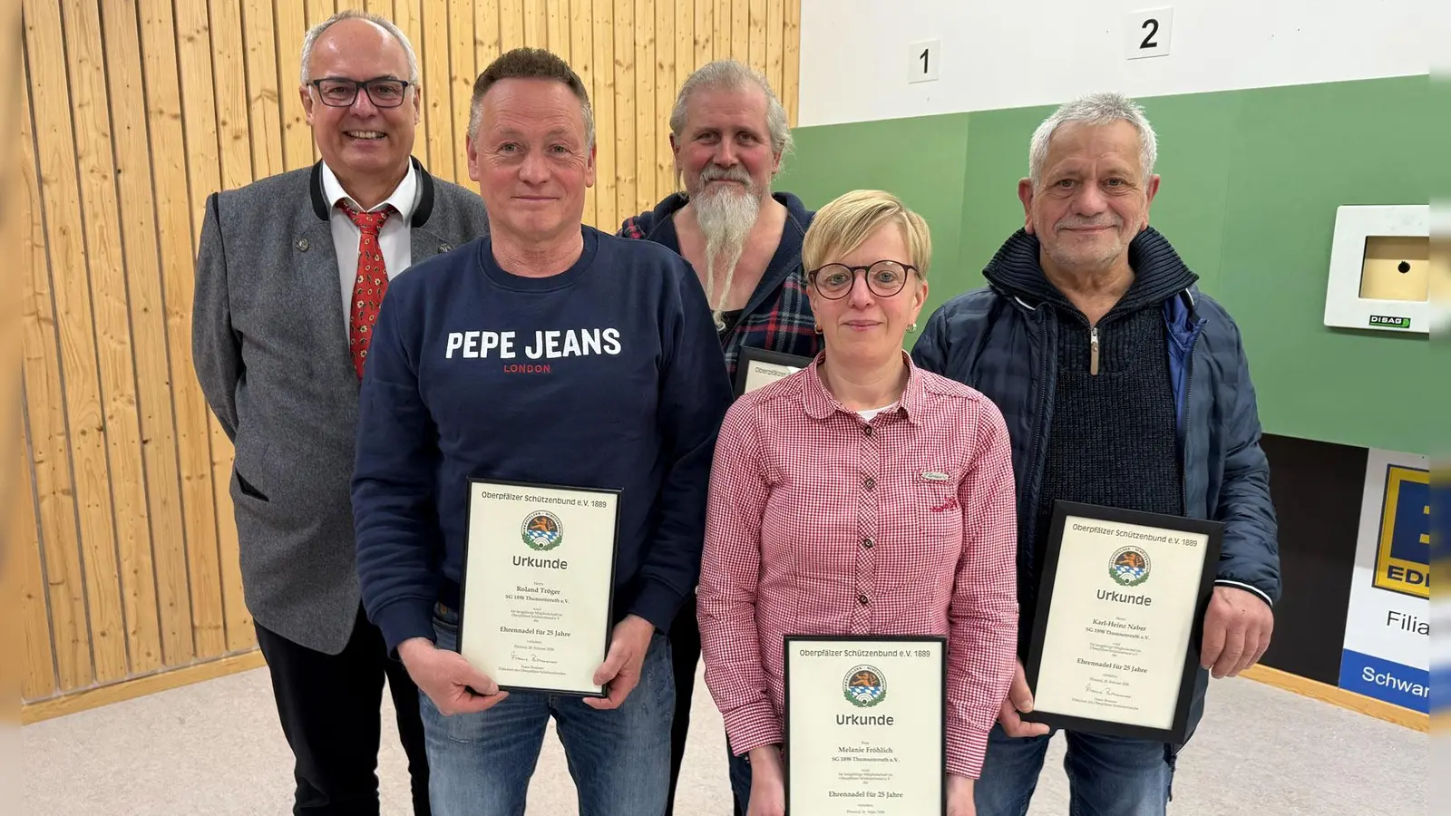 Für ihre 25-jährige Vereinstreue wurden Melanie Fröhlich, Roland Tröger, Karl-Heinz Naber und Roland Joas ausgezeichnet. (Bild: Andreas Heinz)