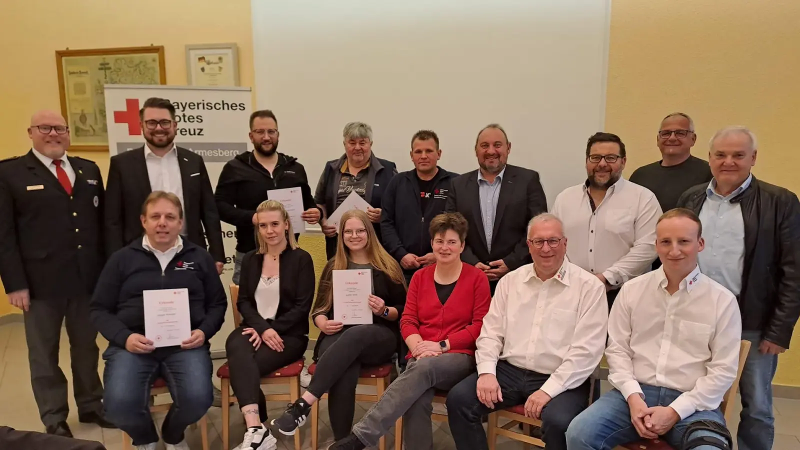 Die geehrten der BRK Bereitschaft Armesberg mit Ehrengästen. Vorne rechts die bestätigte Bereitschaftsleitung mit Fraunholz Kilian und Jörg Müller. (Bild: Oliver Becher)