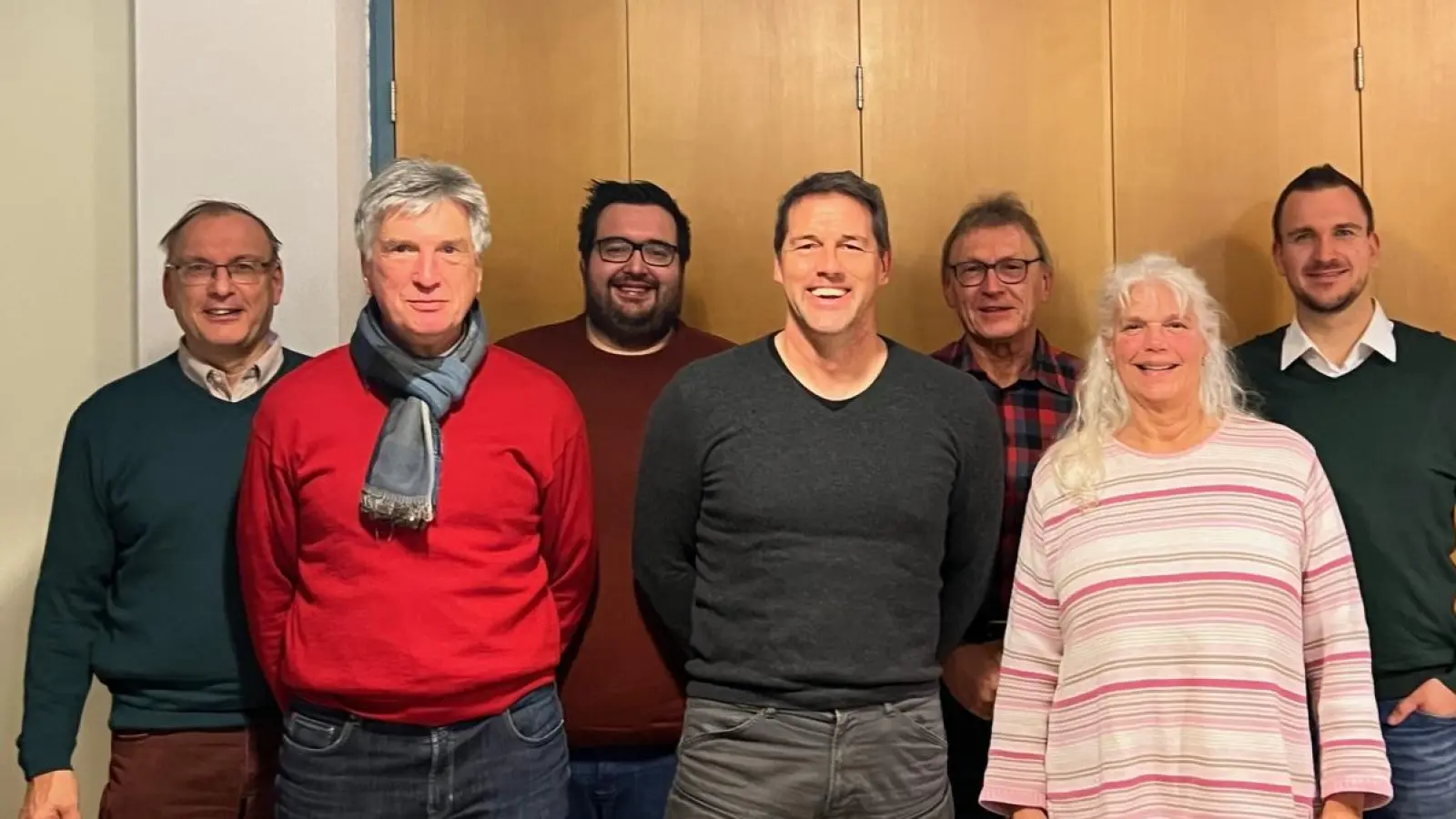 Die Vorstandschaft wurde im Amt bestätigt. Hinten 2. v. r. und rechts die beiden Vorstandssprecher Walter und Matthias Fleischmann. Es fehlen Markus und Ute Fleischmann. (Bild: Hans Fleischmann)