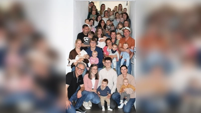 Das Treppenhaus des Rathauses Poppenricht war fast zu klein für die vielen Familien. Gemeinsam mit ihren Eltern versammelten sich die neugeborenen Kinder zum Gruppenfoto mit Bürgermeister Hermann Böhm (vorne links). (Bild: Regina Schatz)