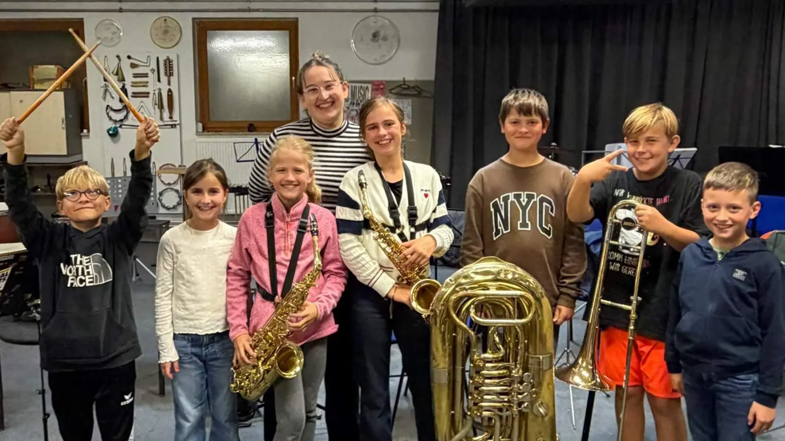 Pünktlich zum Schuljahresbeginn hat auch für die neue Bläserklasse des Musikzugs der Unterricht unter Leitung von Kira Lorenz (hinten) begonnen. (Bild: Werner Schulz)