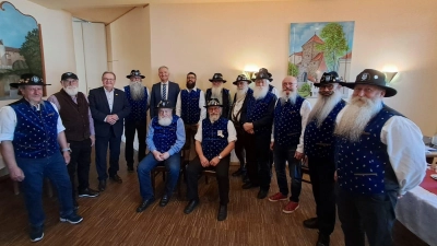 Bildbeschreibung: von links: Josef Nerb, OStD Peter Seidl, 2. Bürgermeister Martin J. Preuß, Willi Preuß, MdL Dr. Harald Schwartz, 2. von rechts, Hervé Diebolt, 3. von rechts, Martin Süß.<br> (Bild: Willi Preuß)