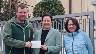 v.l. Stefan Schadl, Pfarrgemeinderatssprecher; Christina Neiß vom Kinderpalliativteam; Ingrid Richter, stellv. Pfarrgemeinderatssprecherin. (Bild: Mike Richter)