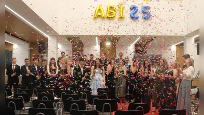 Ein besonderer Jahrgang verabschiedet sich: Abiturientia 2025 des Gymnasiums Neustadt a.d. Waldnaab feierlich entlassen (Bild: Carolin Kopp)