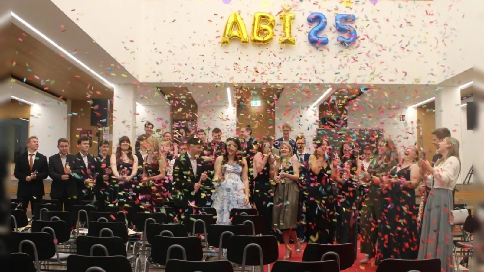 Ein besonderer Jahrgang verabschiedet sich: Abiturientia 2025 des Gymnasiums Neustadt a.d. Waldnaab feierlich entlassen (Bild: Carolin Kopp)