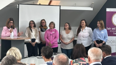 Vorstandsvorsitzende Iris Müller begrüßt mit allen Mitarbeiterinnen und dem Vorstand die Gäste beim Tag der offenen Tür (Bild: Marion Nitsche)