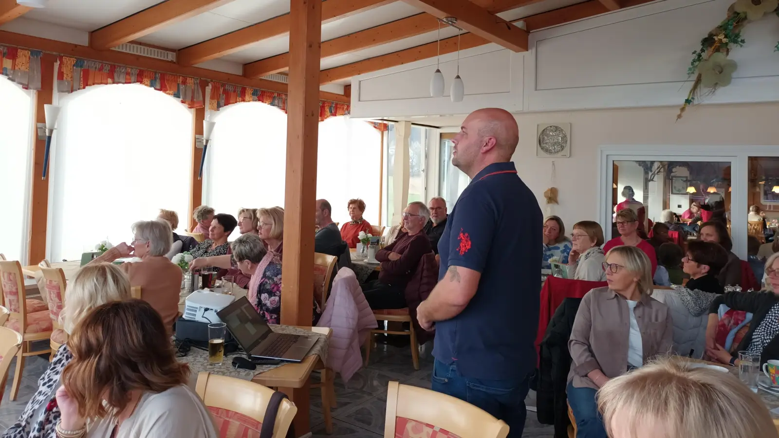 Gartenfachberater Markus Fuchs bei seinem Vortrag umringt von sehr interessierten Zuhörern und Zuhörerinnen.  (Bild: Gerda Stollner)