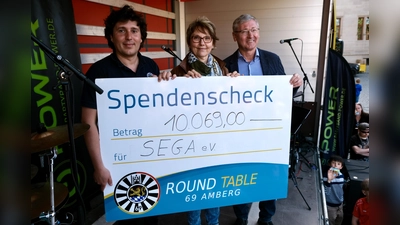 Aus dem Gewinn des Entenrennens konnte Round Table Amberg 10.069 Euro an SEGA, den gemeinnützigen Verein zur Förderung der Gesundheit im Alter, spenden. Bei der Übergabe von links RT-Club-Präsident Dr. Robert Winkler, 3. SEGA-Vorsitzende Heidi Himmelhuber und Ambergs 3. Bürgermeister Franz Budera.  (Bild: Hubert Uschald)