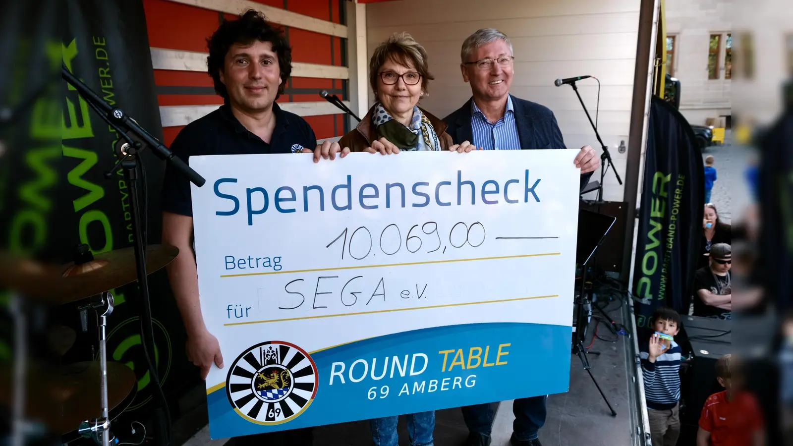 Aus dem Gewinn des Entenrennens konnte Round Table Amberg 10.069 Euro an SEGA, den gemeinnützigen Verein zur Förderung der Gesundheit im Alter, spenden. Bei der Übergabe von links RT-Club-Präsident Dr. Robert Winkler, 3. SEGA-Vorsitzende Heidi Himmelhuber und Ambergs 3. Bürgermeister Franz Budera.  (Bild: Hubert Uschald)