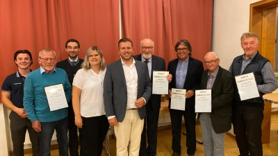 v.L.n.R. JU-Vorsitzender Christian Stahl, Josef Wirth, Dr. Stephan Oetzinger MdL, FU-Vorsitzende Gwendolyn Hübner, CSU Vorsitzender Michael Meiler, Georg Stahl MdL a.D., Hermann Gradl, Karl Prell, Josef Gallersdörfer. (Bild: Markus Ziegler)