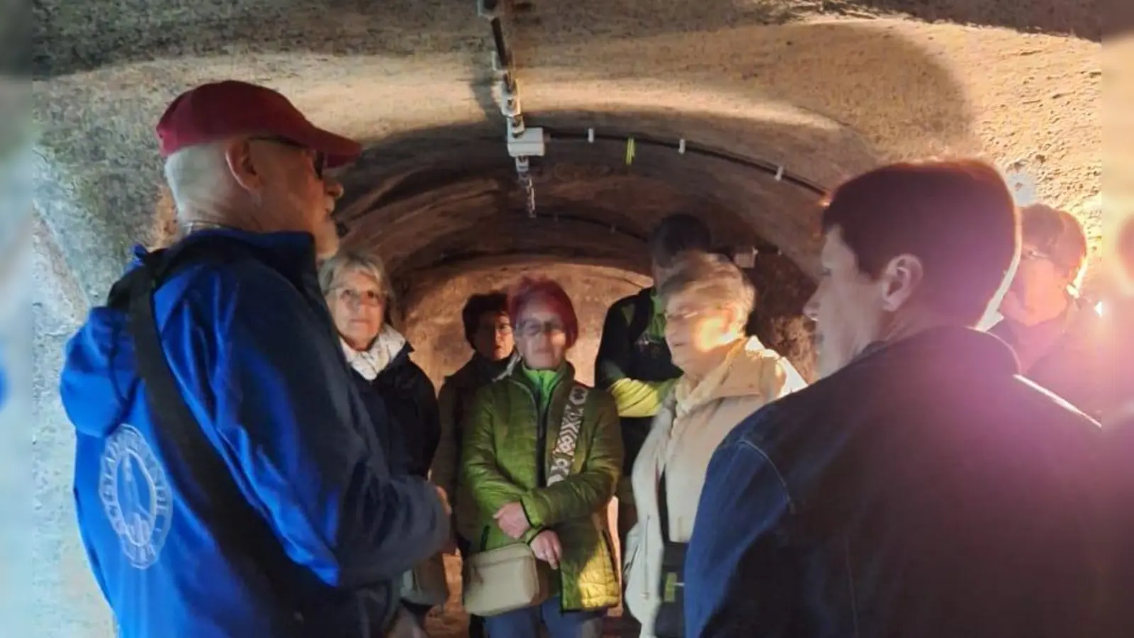 Die Gemeinschaft Sankt Georg im Felsenkeller Lauf. Li. Herr Wolfgang Pöhlmann von den Altstadtfreunden Lauf  (Bild: Brigitte Schöner )