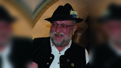 Oberpfälzer Mundart erleben mit Sepp Lösch: Beim Abend „Ei’g’schenkt“ am Freitag, 23. Oktober, um 19 Uhr im Kreiner-Saal in Siebeneichen. (Bild: Franitza)