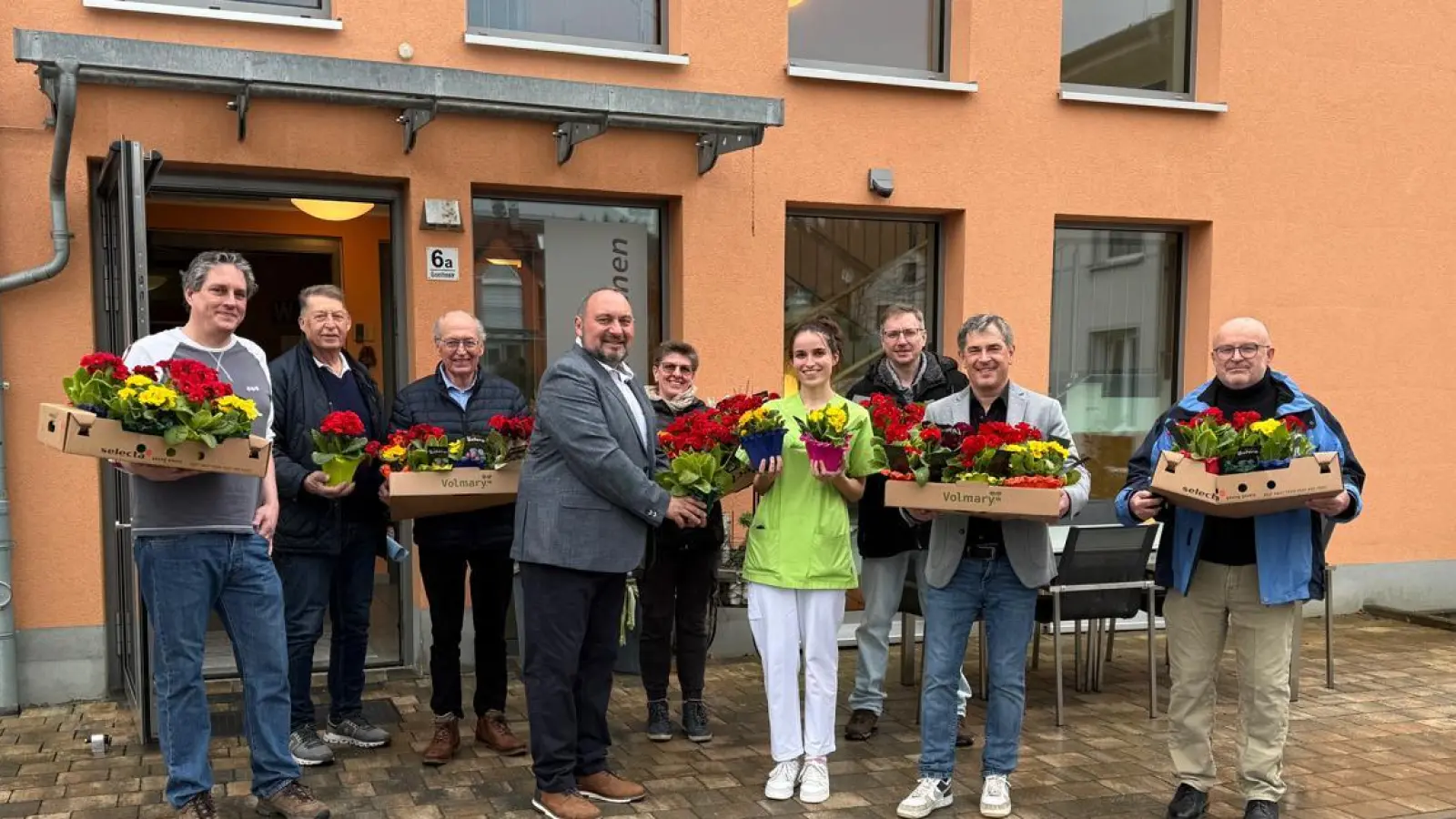 Von links nach rechts: Florian Heinl, Josef Hösl, Dr. Günther Fütterer, Oliver Becher, Sabine Philipp, Jaqueline Heider von der Wohnbereichsleitung, Christian Heinl, Markus Dumler, Johannes Koller (Bild: Johannes Koller)