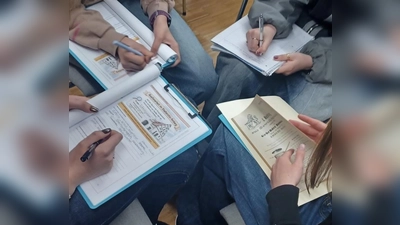 Bevor es an die digitale Aufbereitung ging, wurden die historischen Quellen analog von den Schülerinnen und Schülern im Stadtarchiv Amberg untersucht. (Bild: Laura Dietl)