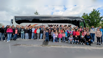 Unterwegs nach Plohn: Fast 100 Teilnehmer in zwei Bussen der Firma Willax. (Bild: Johannes Rumpler)