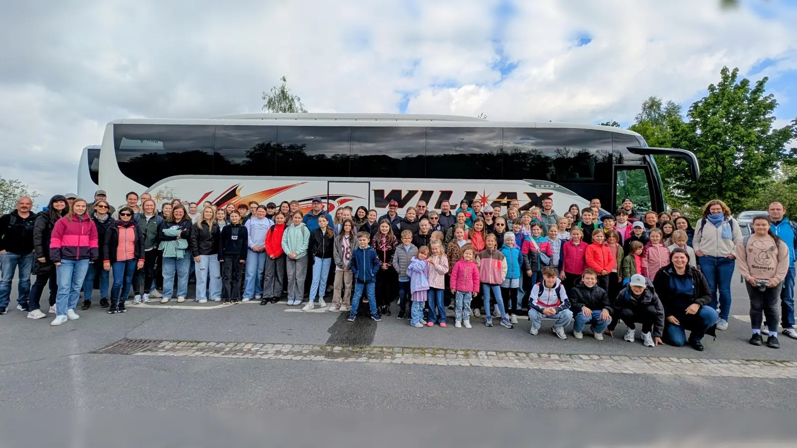 Unterwegs nach Plohn: Fast 100 Teilnehmer in zwei Bussen der Firma Willax. (Bild: Johannes Rumpler)