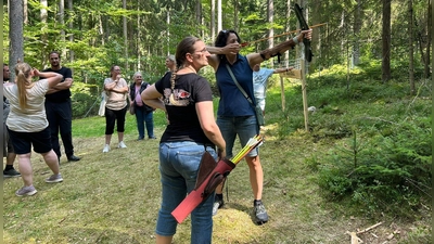 Die Gruppe des SPD-Ortsvereins beim Ausprobieren des Bogenparks beim Freizeitareal „Gaisweiher“ in Flossenbürg, vorne Bärbel Zandt von RedWolfArchery (Bild: Barbara Bannert)