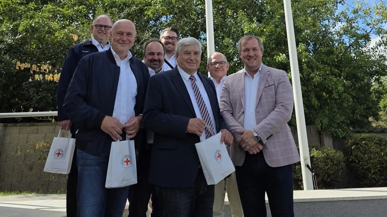 Generalsekretär Karol Čukan (rechts) sprach beim Besuch der ostbayerischen BRK-Delegation am Montagnachmittag von einem „internationalen Tag“. Denn: Am Vormittag hatte er Gäste des Finnischen Roten Kreuzes empfangen. Aus dem Bereich des BRK-Bezirksverbands Niederbayern/Oberpfalz waren Karl Holmeier (3. von rechts), Mario Drexler (3. von links), Manfred Aschenbrenner (2. von links), Franz Lobmeier (links), Sven Lehner (4. von rechts) und Manfred Maurer (2. von rechts) nach Prag gereist.  (Bild: Frank Betthausen)