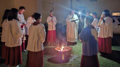 Segnung des Osterfeuers im Pfarrhof (Bild: Daniela Bock)