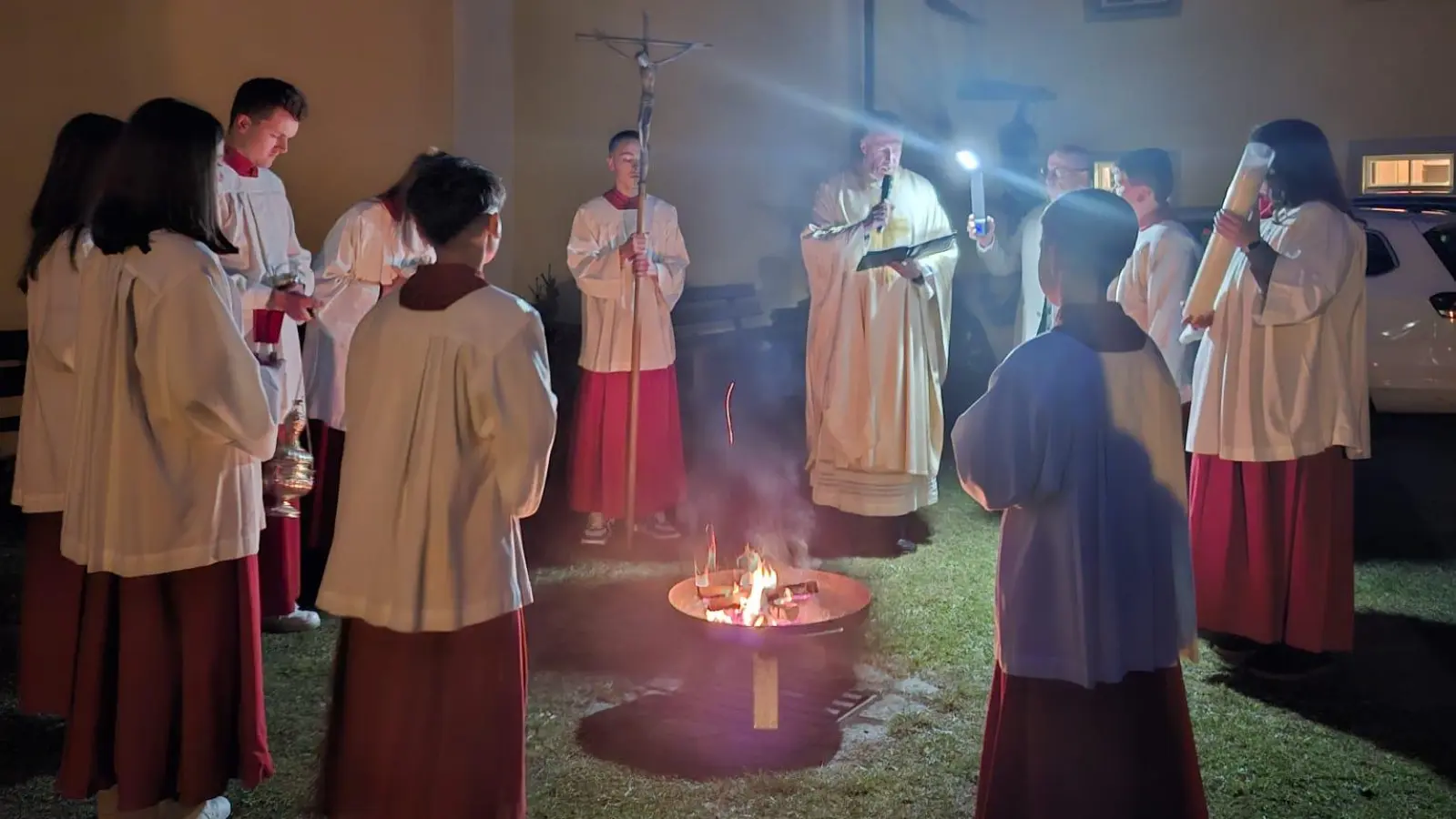 Segnung des Osterfeuers im Pfarrhof (Bild: Daniela Bock)