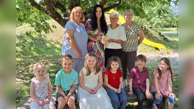Der Frauenbund Hahnbach mit Rosa List, Helga Gebhardt und Margarete Hirsch übergaben der Leiterin Bettina Schön (3. von re.) die Geldspende für anstehende Anschaffungen. Einige der Vorschulkinder umrahmten den Anlass der Übergabe. (Bild: Margarete Hirsch)